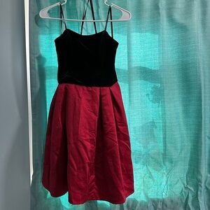 Red and black semi formal dress size 11 fits on m/l never worn but no tags